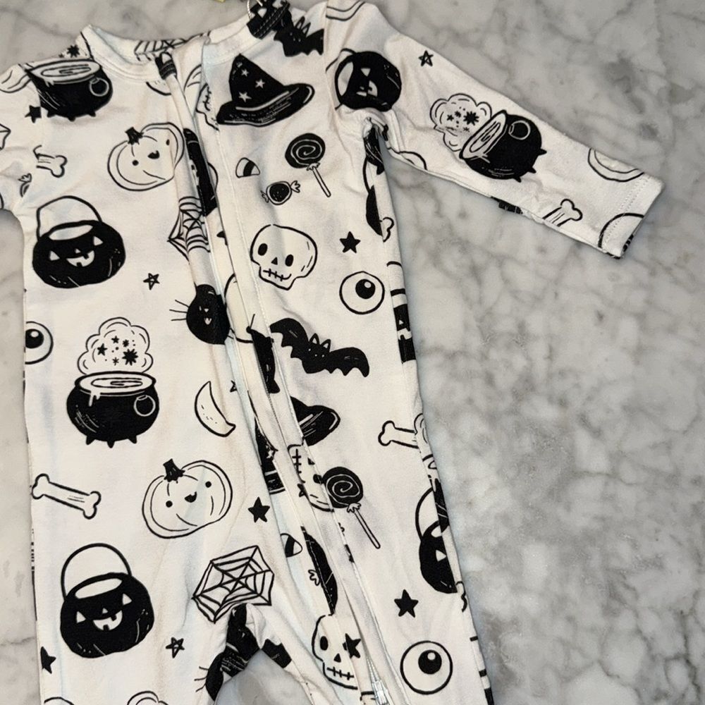 NWT ANGEL DEAR WHITE & BLACK HALLOWEEN FOOTIE NB - Picture 4 of 9